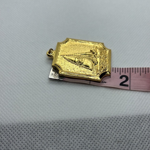 SAIL BOAT PENDANT MEDAL GOLD TONE VINTAGE - Picture 7 of 8